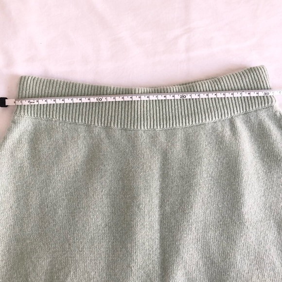 💚Vintage Chanel sage green cashmere skirt🍀 - Picture 4 of 9